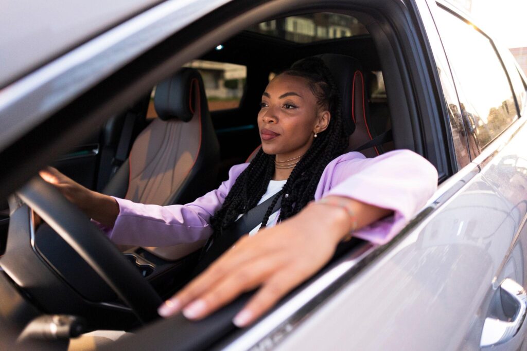 Chica en coche de alquiler
